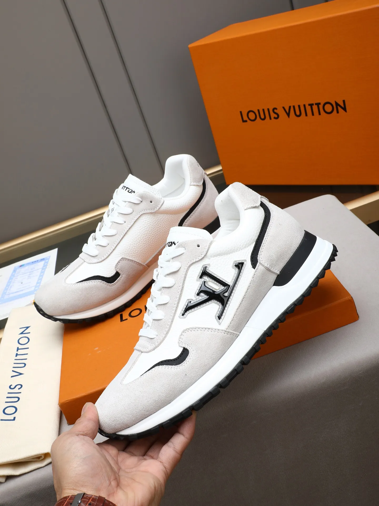 PP600 Louis Vuitton LV Run Men's Sports Shoes LV Run men's sports shoes are made of cowhide leather, low-key and luxurious. The tongue and heel are embellished with classic logos, giving it a full sense of hierarchy. The rubber sole has strong grip and wear resistance, suitable for daily wear or light sports scenes, and has a full sense of quality🎬size: 39-44 (customized at 38.45.46)